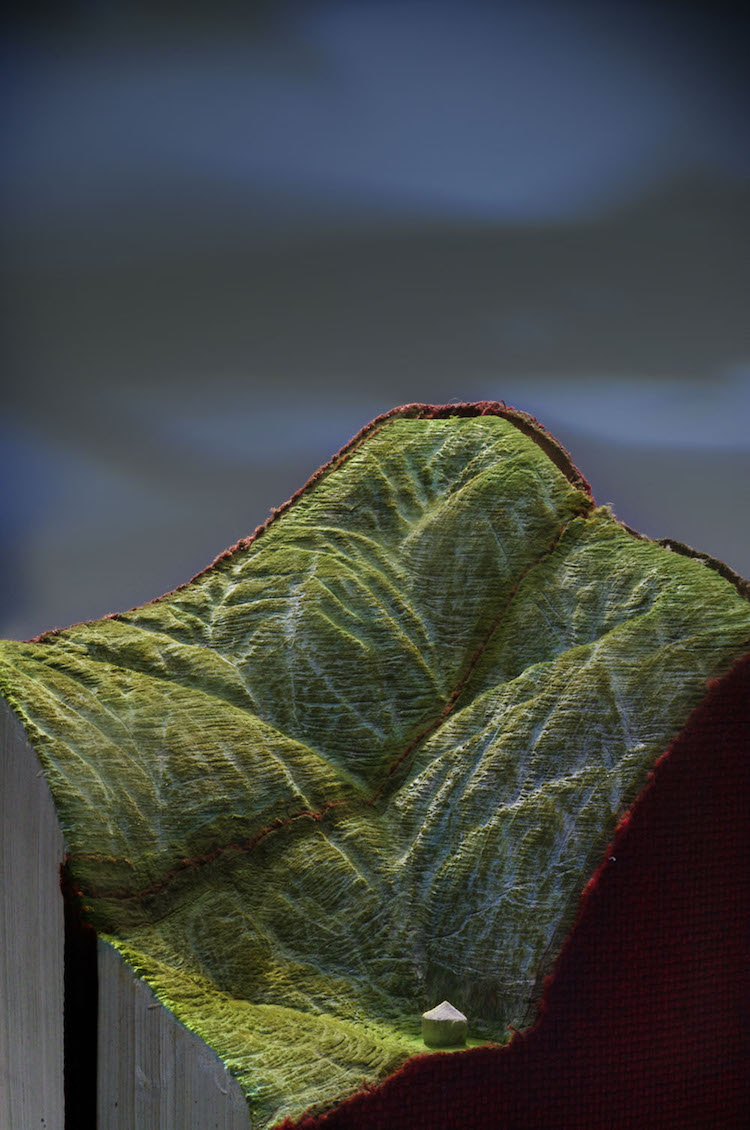 Guy Laramée : quand les livres deviennent montagnes miniatures Les incroyables sculptures de paysages dans des encyclopedies par Guy Laramee 8 Les-incroyables-sculptures-de-paysages-dans-des-encyclopedies-par-Guy-Laramee-8