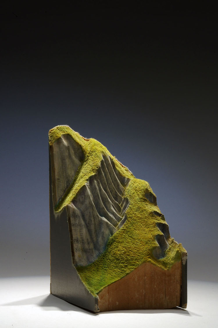 Guy Laramée : quand les livres deviennent montagnes miniatures Les incroyables sculptures de paysages dans des encyclopedies par Guy Laramee 9 Les-incroyables-sculptures-de-paysages-dans-des-encyclopedies-par-Guy-Laramee-9