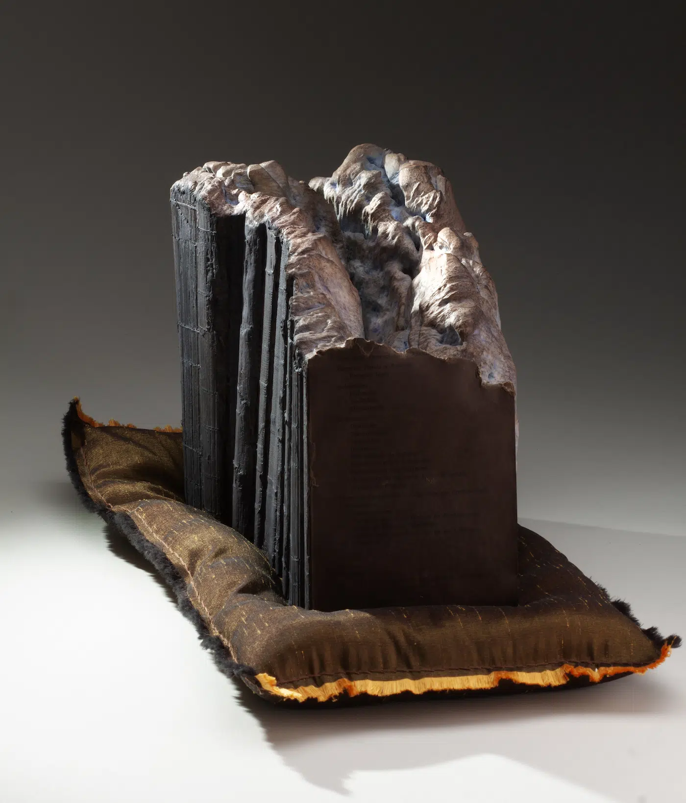 Guy Laramée : quand les livres deviennent montagnes miniatures guy laramee quand les livres deviennent montagnes miniatures 11 guy-laramee-quand-les-livres-deviennent-montagnes-miniatures-11