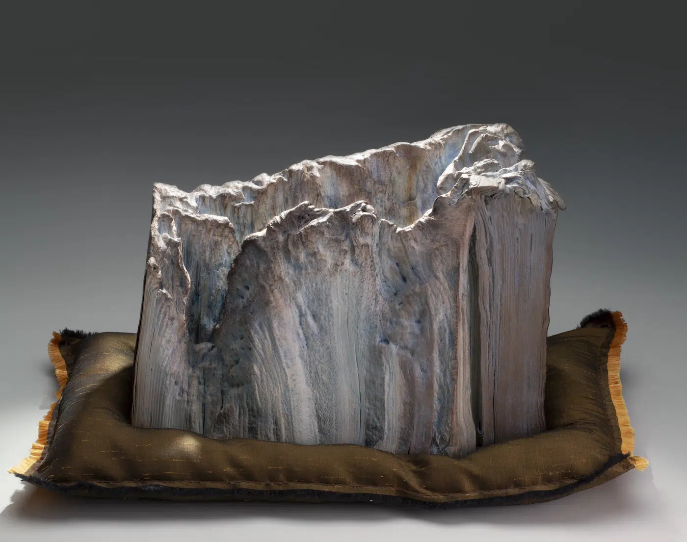 Guy Laramée : quand les livres deviennent montagnes miniatures guy laramee quand les livres deviennent montagnes miniatures 12 guy-laramee-quand-les-livres-deviennent-montagnes-miniatures-12