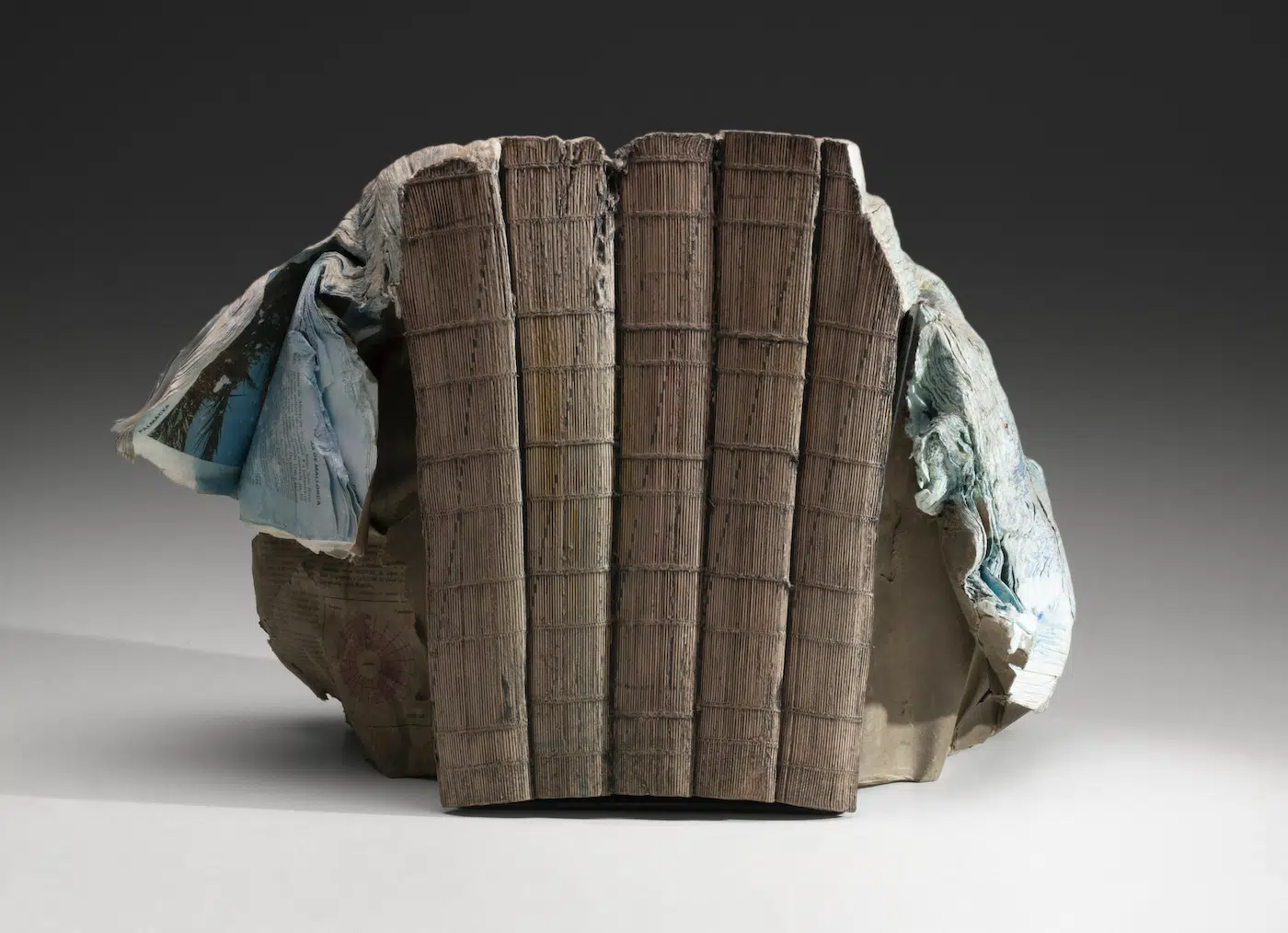 Guy Laramée : quand les livres deviennent montagnes miniatures guy laramee quand les livres deviennent montagnes miniatures 14 guy-laramee-quand-les-livres-deviennent-montagnes-miniatures-14