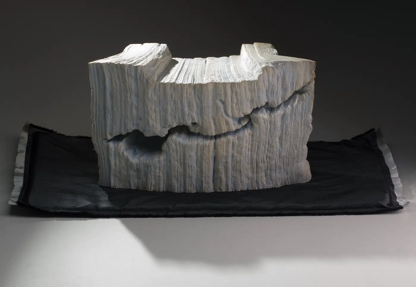 Guy Laramée : quand les livres deviennent montagnes miniatures guy laramee quand les livres deviennent montagnes miniatures 17 guy-laramee-quand-les-livres-deviennent-montagnes-miniatures-17