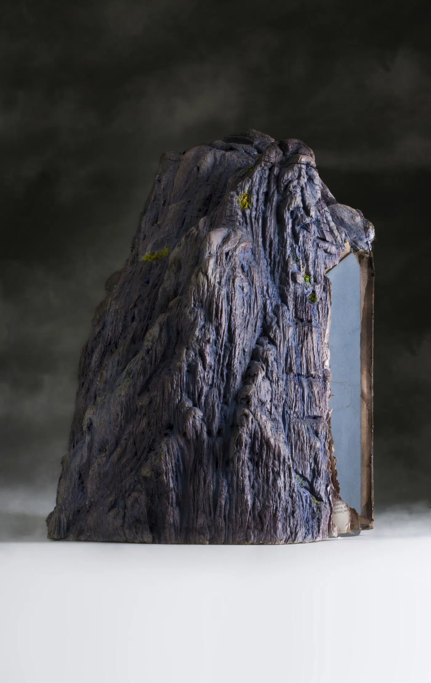 Guy Laramée : quand les livres deviennent montagnes miniatures guy laramee quand les livres deviennent montagnes miniatures 2 guy-laramee-quand-les-livres-deviennent-montagnes-miniatures-2