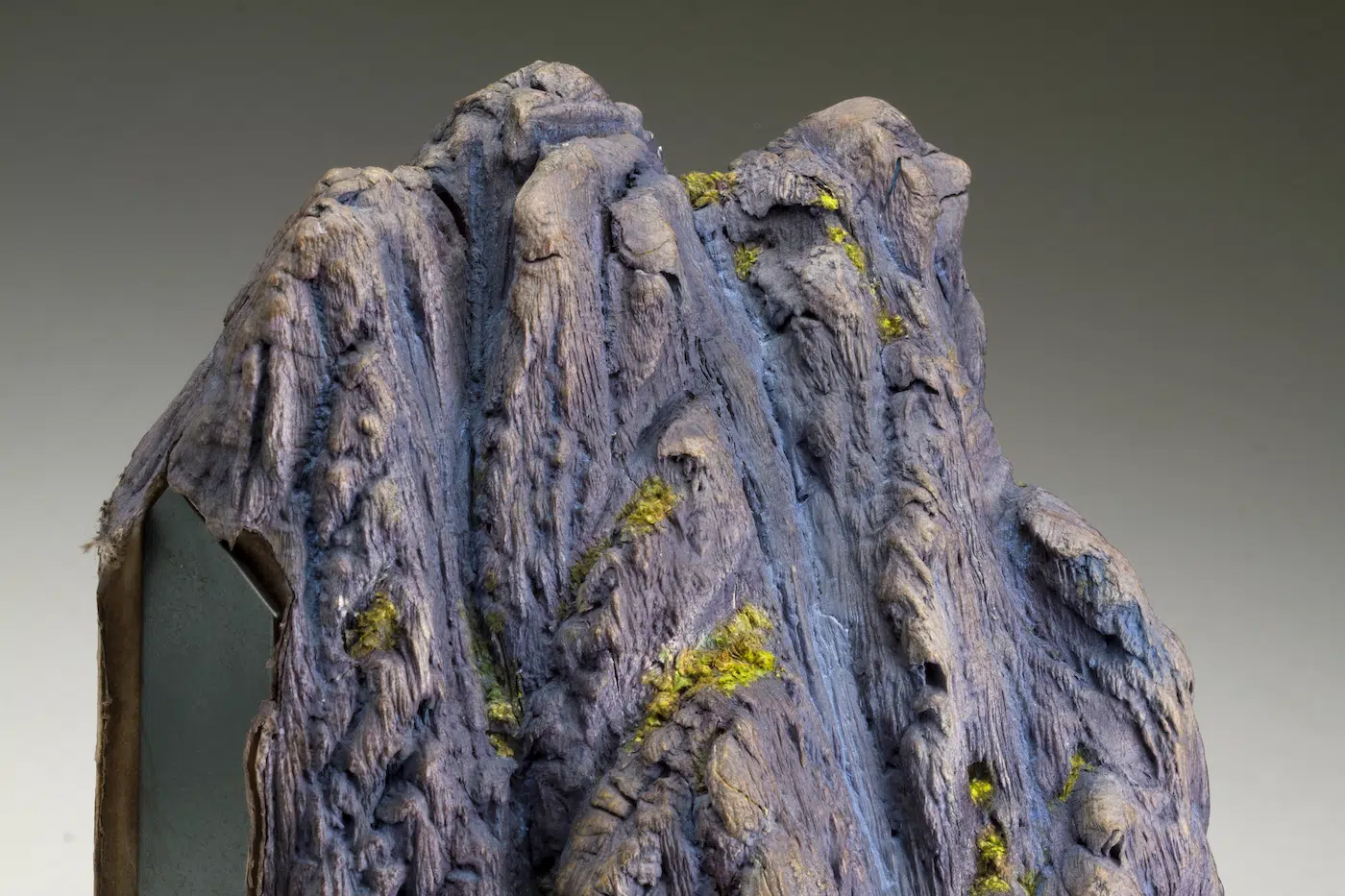 Guy Laramée : quand les livres deviennent montagnes miniatures guy laramee quand les livres deviennent montagnes miniatures 3 guy-laramee-quand-les-livres-deviennent-montagnes-miniatures-3