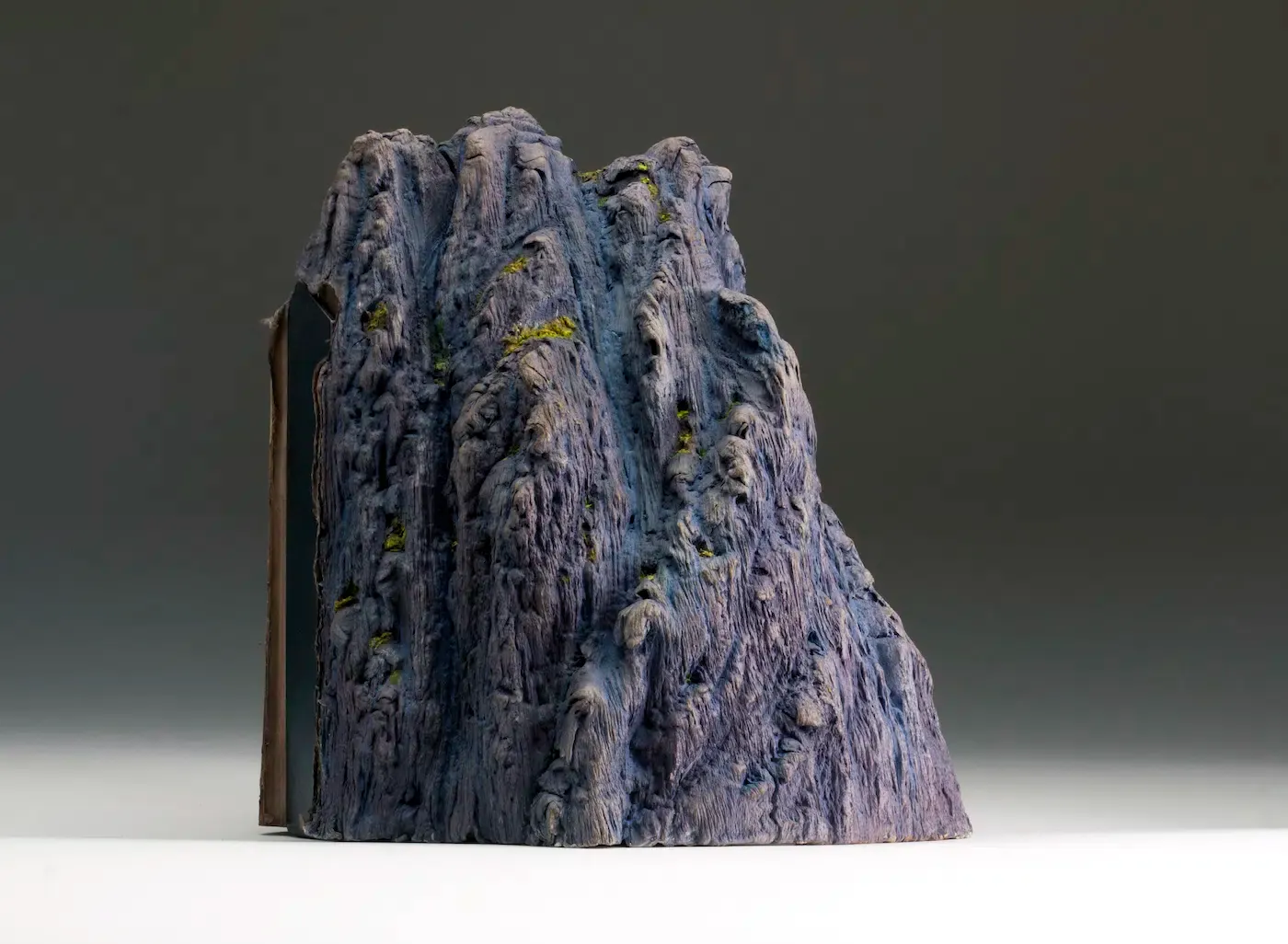 Guy Laramée : quand les livres deviennent montagnes miniatures guy laramee quand les livres deviennent montagnes miniatures 6 guy-laramee-quand-les-livres-deviennent-montagnes-miniatures-6