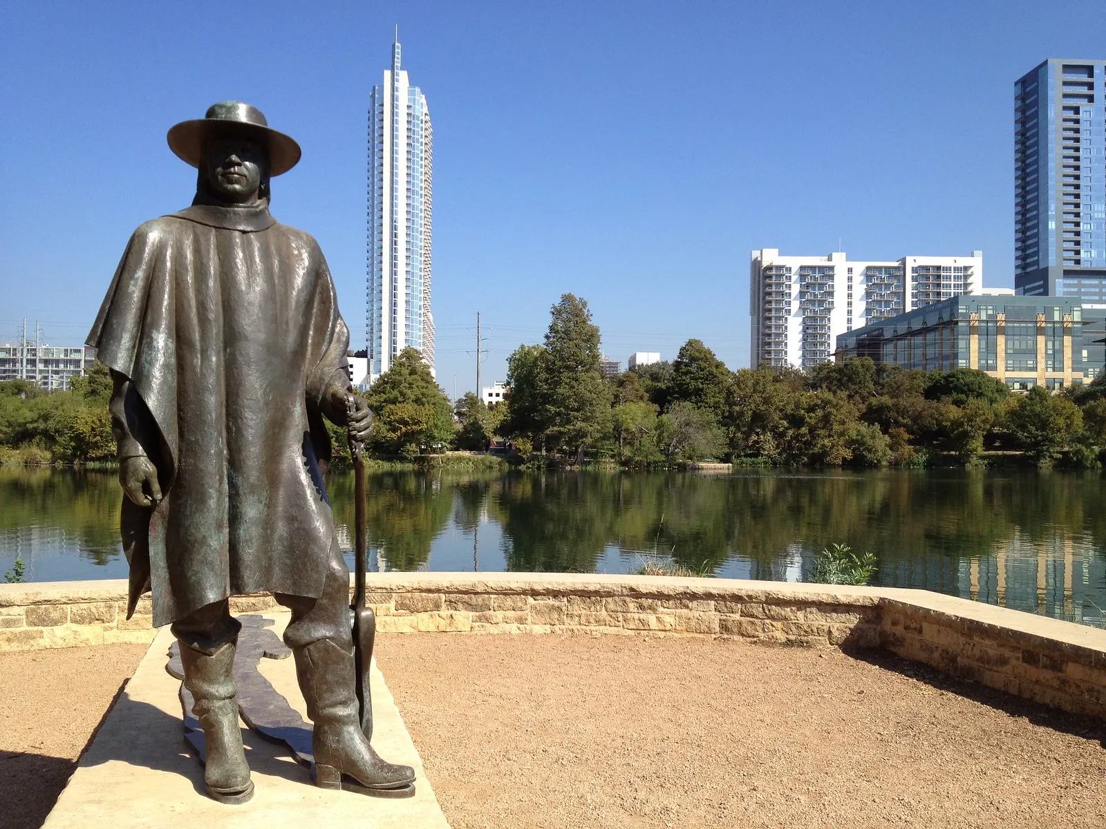 La statue de Stevie Ray Vaughan à Austin : blues en bronze et pèlerinage musical la statue de stevie ray vaughan a austin blues en bronze et pelerinage musical 2 la-statue-de-stevie-ray-vaughan-a-austin-blues-en-bronze-et-pelerinage-musical-2