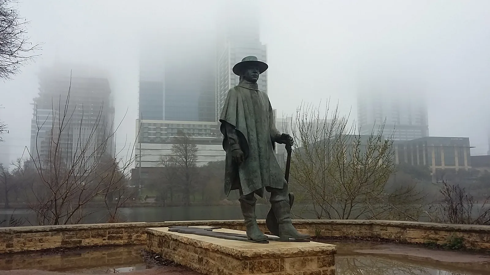 La statue de Stevie Ray Vaughan à Austin : blues en bronze et pèlerinage musical la statue de stevie ray vaughan a austin blues en bronze et pelerinage musical 4 la-statue-de-stevie-ray-vaughan-a-austin-blues-en-bronze-et-pelerinage-musical-4
