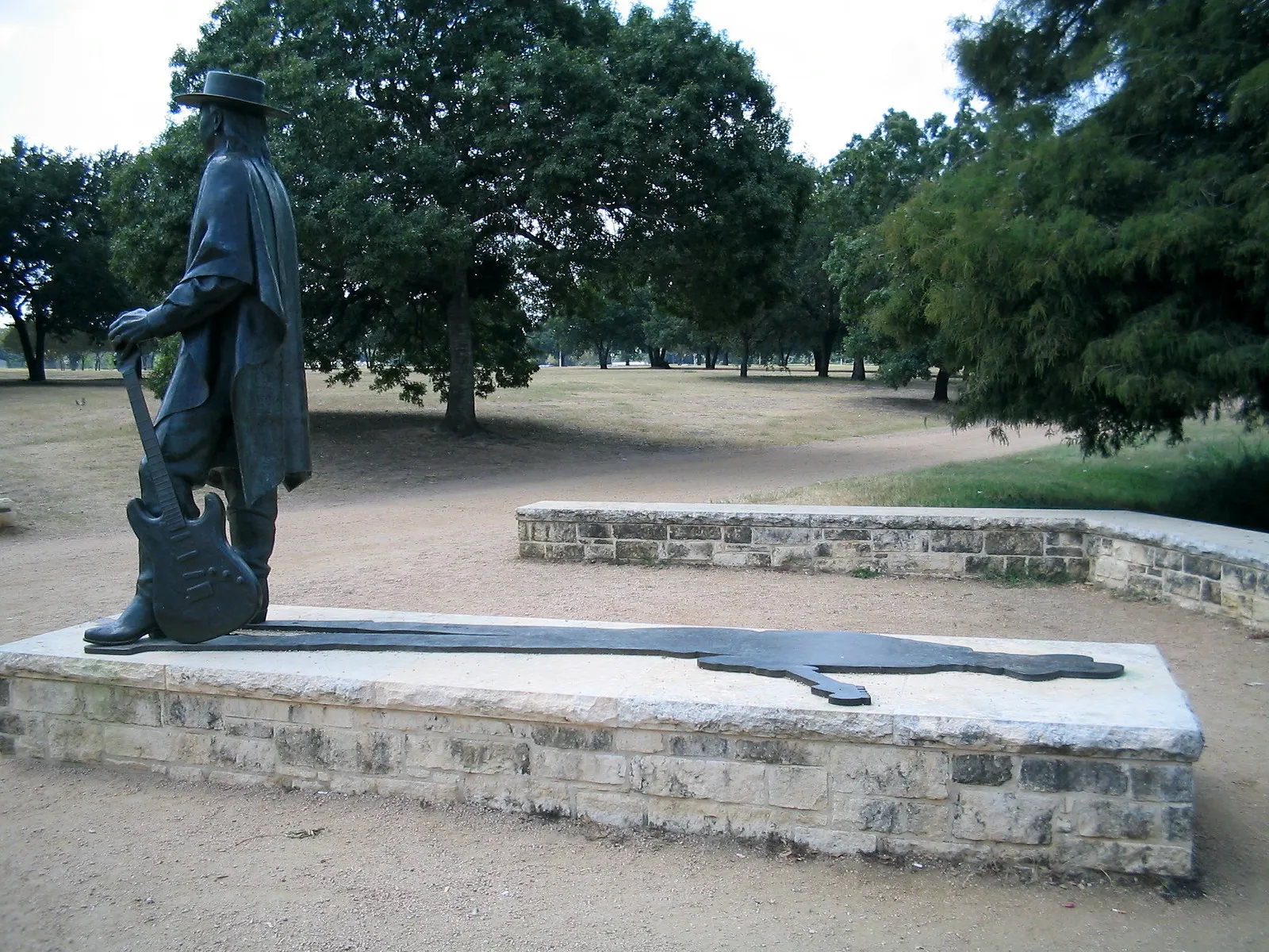 La statue de Stevie Ray Vaughan à Austin : blues en bronze et pèlerinage musical la statue de stevie ray vaughan a austin blues en bronze et pelerinage musical 5 la-statue-de-stevie-ray-vaughan-a-austin-blues-en-bronze-et-pelerinage-musical-5.