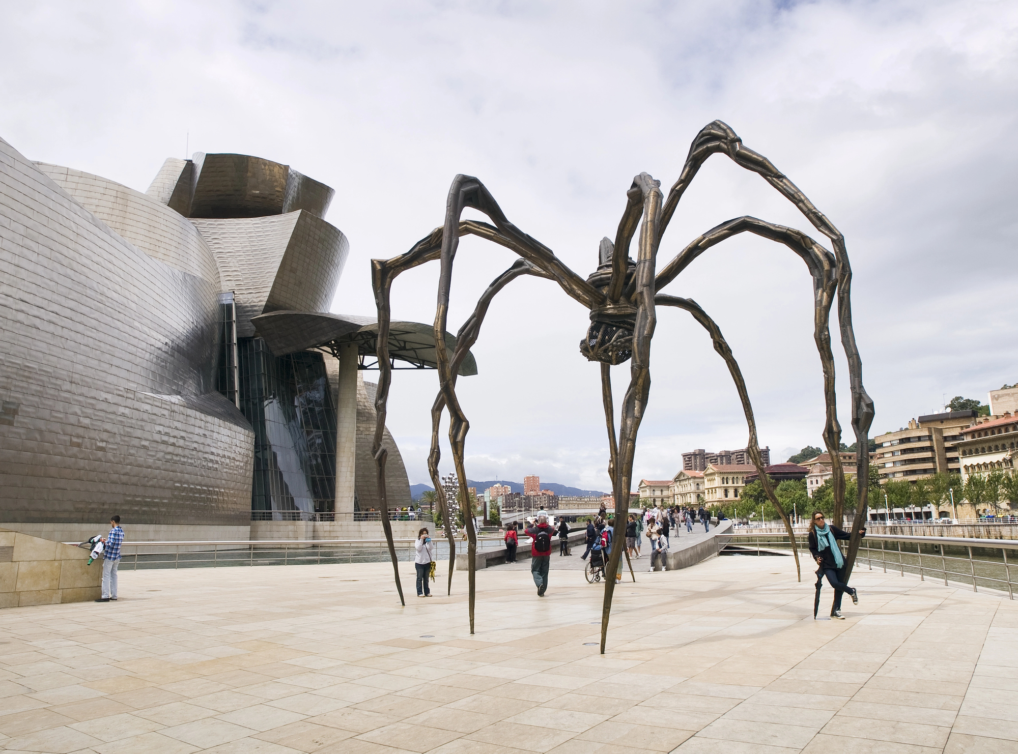 Louise Bourgeois : sculptrice des émotions, mère des araignées géantes louise bourgeois sculptrice des emotions mere des araignees geantes 4 louise-bourgeois-sculptrice-des-emotions-mere-des-araignees-geantes-4