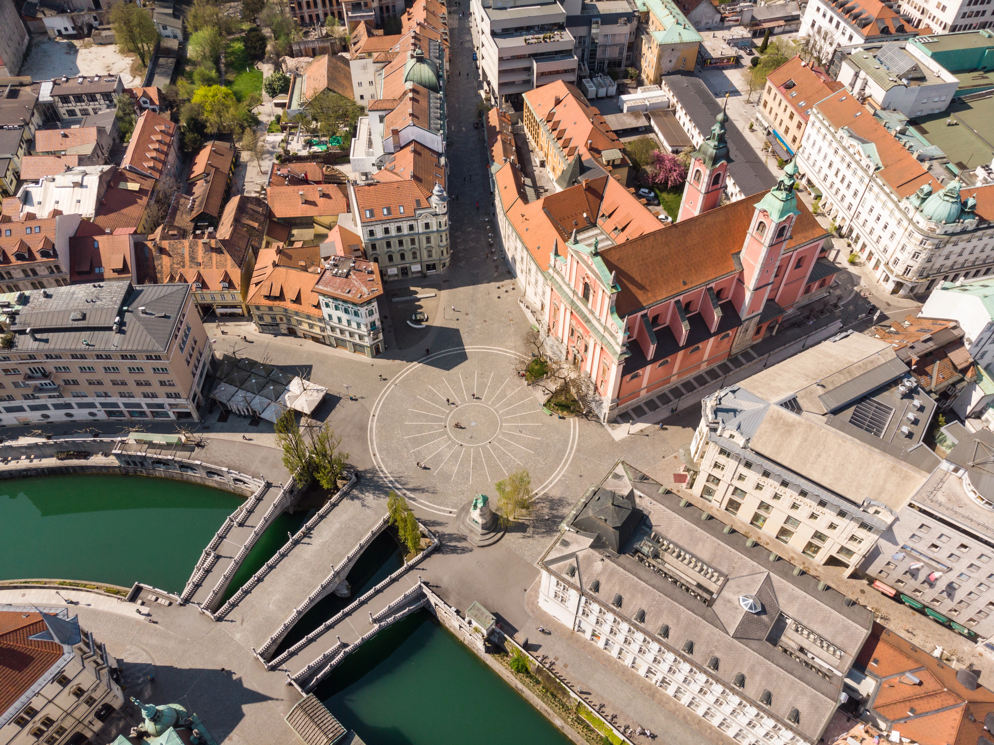 Tromostovje : le Triple Pont de Ljubljana, une œuvre d’art urbaine tromostovje le triple pont de ljubljana une oeuvre dart urbaine 3 tromostovje-le-triple-pont-de-ljubljana-une-oeuvre-dart-urbaine-3.