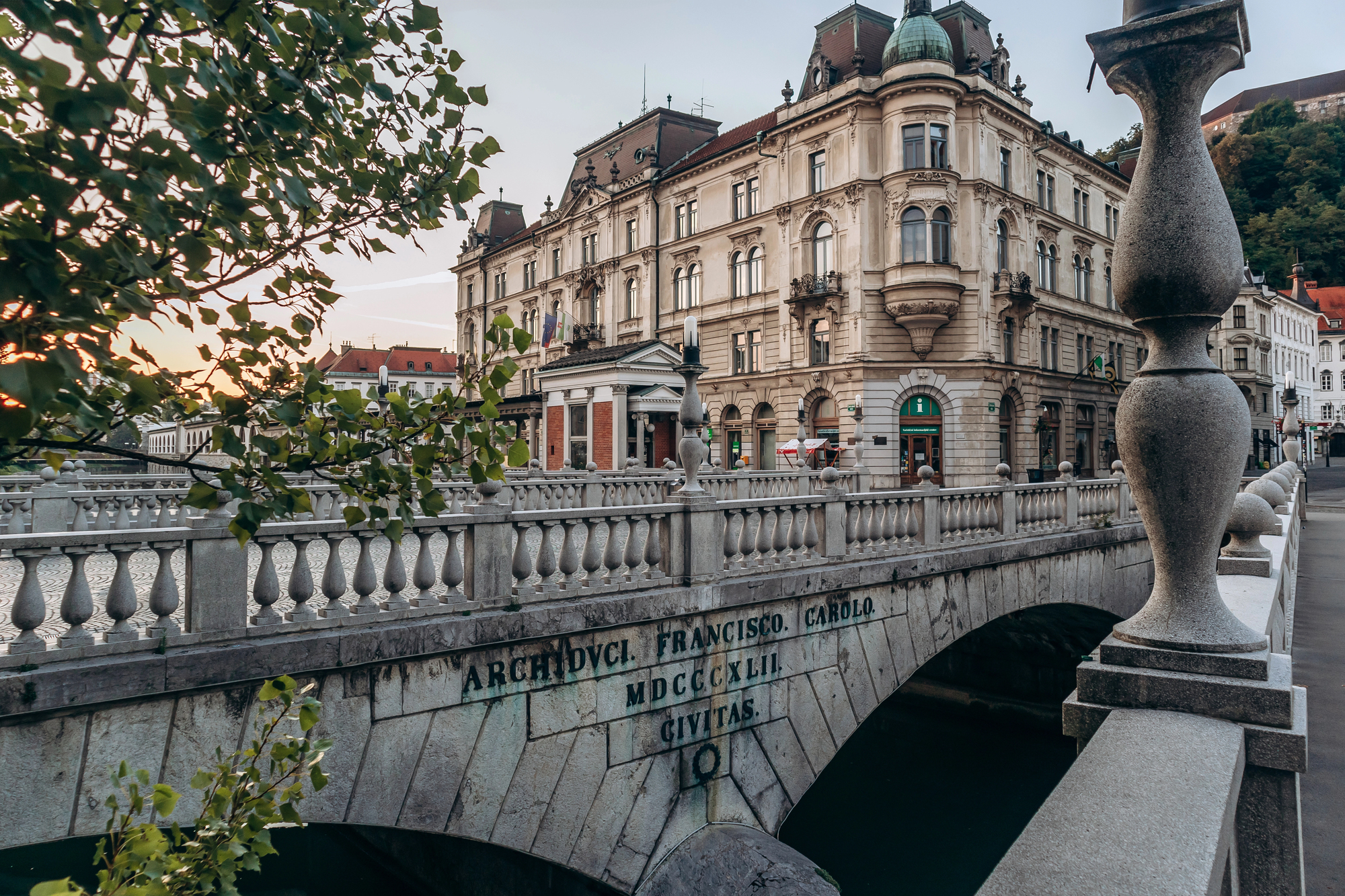 Tromostovje : le Triple Pont de Ljubljana, une œuvre d’art urbaine tromostovje le triple pont de ljubljana une oeuvre dart urbaine 6 tromostovje-le-triple-pont-de-ljubljana-une-oeuvre-dart-urbaine-6