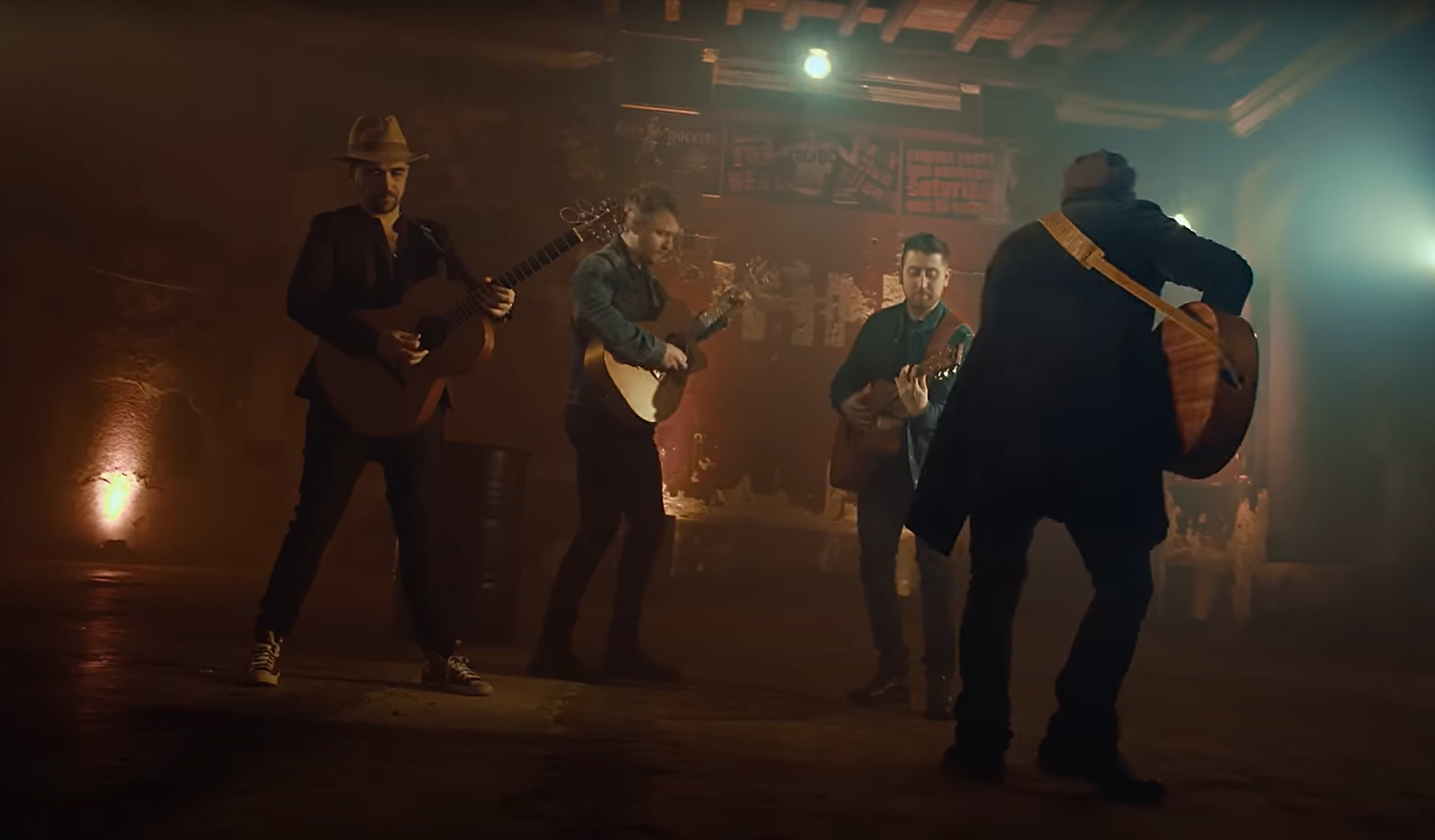 Une reprise de « Smells Like Teen Spirit » de Nirvana à quatre guitares acoustiques une reprise de smells like teen spirit de nirvana a quatre guitares acoustiques Une reprise de « Smells Like Teen Spirit » de Nirvana à quatre guitares acoustiques