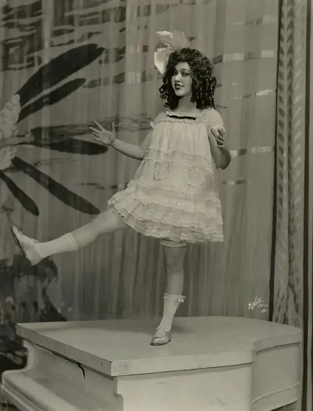 35 portraits d'Ann Pennington dans les années 1910 et 1920 35 portraits dann pennington dans les annees 1910 et 1920 28 35-portraits-dann-pennington-dans-les-annees-1910-et-1920-27