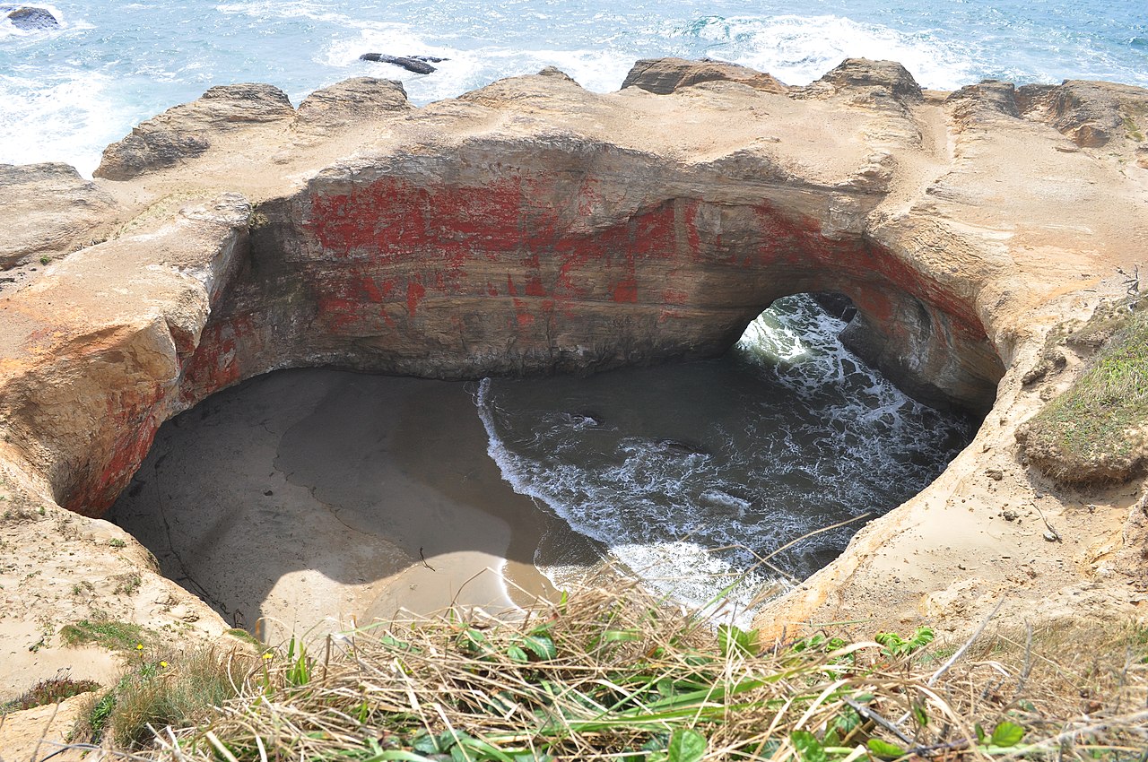 Le Devil’s Punchbowl, chaudron satanique naturel de l'Oregon le devils punchbow chaudron satanique naturel de loregon 1 Le Devil’s Punchbowl, chaudron satanique naturel de l'Oregon
1