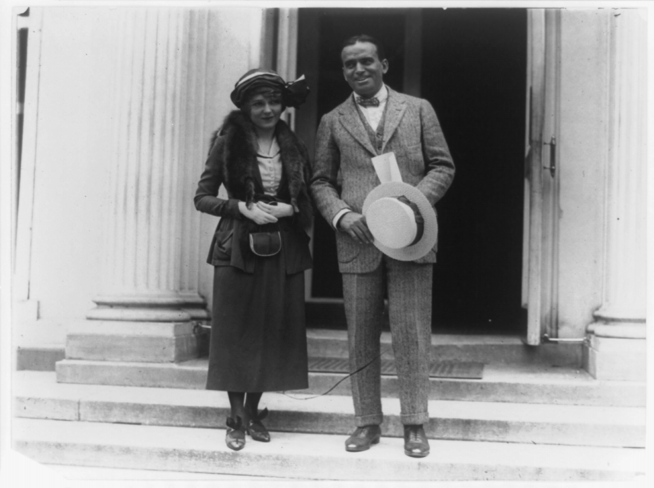 Mary Pickford et Douglas Fairbanks devant la Maison-Blanche en 1920 Mary Pickford et Douglas Fairbanks devant la Maison-Blanche en 1920