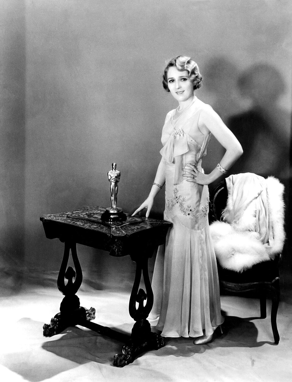 Mary Pickford avec son Oscar de la meilleure actrice pour Coquette en 1930 Mary Pickford avec son Oscar de la meilleure actrice pour Coquette en 1930