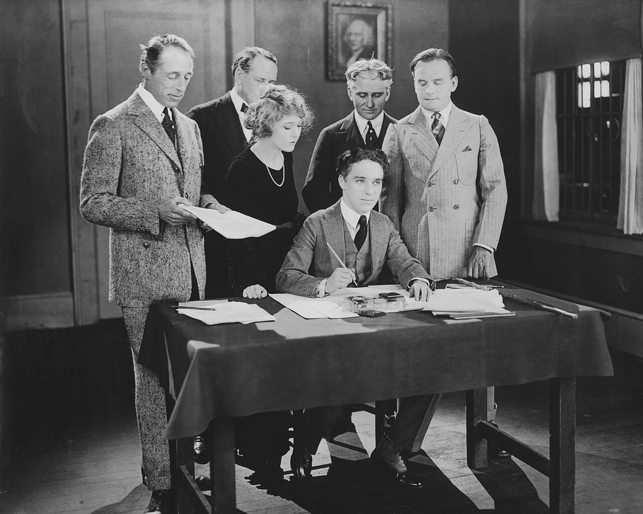 Mary Pickford avec Charlie Chaplin, Douglas Fairbanks et D. W. Griffith lors de la création de United Artists en 1919 Mary Pickford avec Charlie Chaplin, Douglas Fairbanks et D. W. Griffith lors de la création de United Artists en 1919