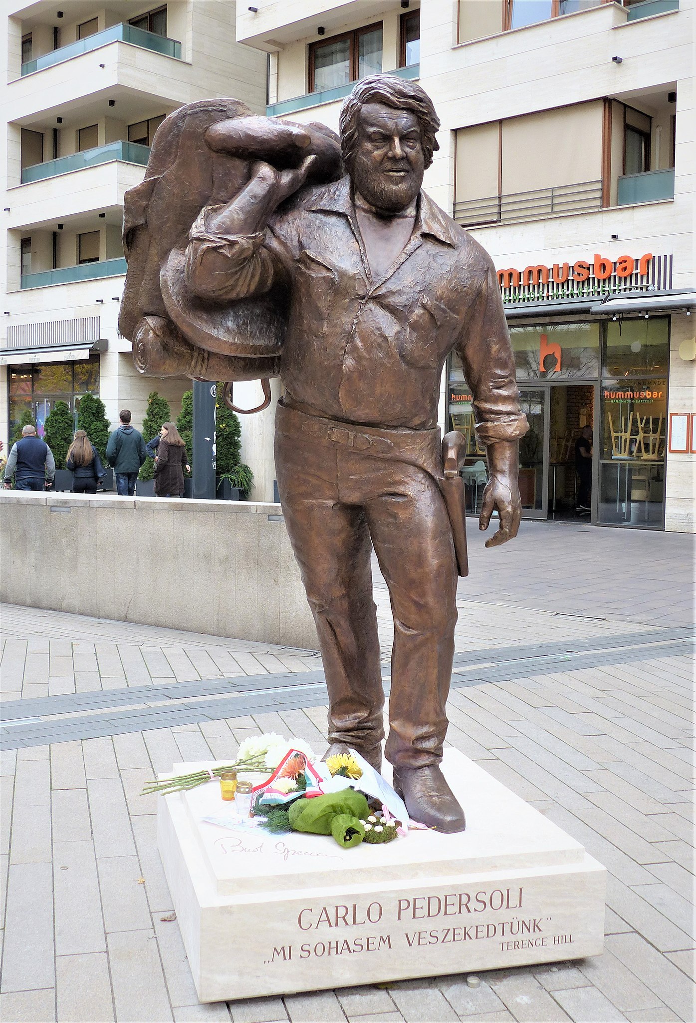 Une statue de Bud Spencer à Budapest : l’hommage inattendu à un géant du cinéma une statue de bud spencer a budapest lhommage inattendu a un geant du cinema 1 une-statue-de-bud-spencer-a-budapest-lhommage-inattendu-a-un-geant-du-cinema-1.