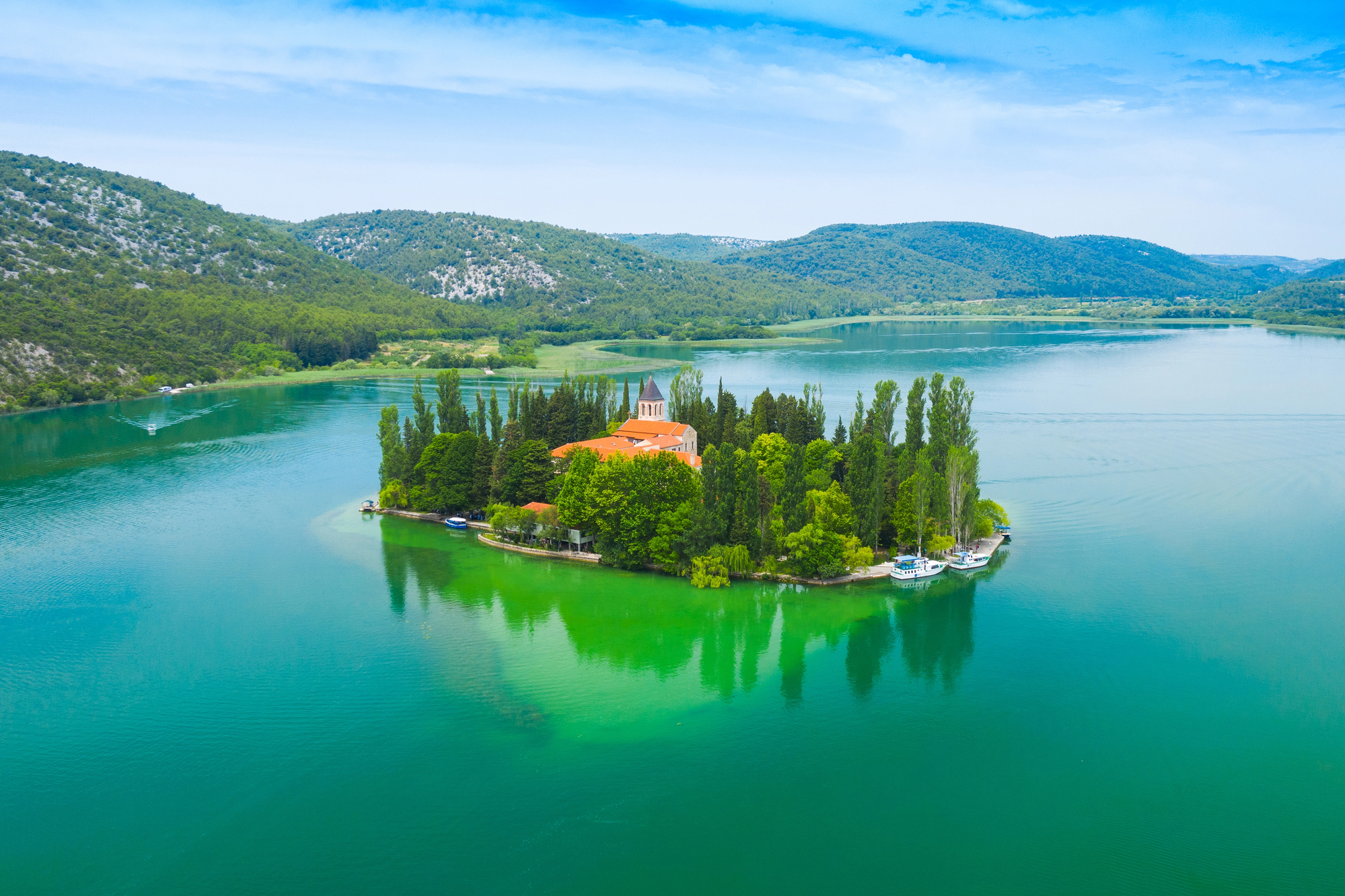 Le monastère de Visovac : une île mystique au cœur de la Croatie le monastere de visovac une ile mystique au coeur de la croatie 1 le-monastere-de-visovac-une-ile-mystique-au-coeur-de-la-croatie-1