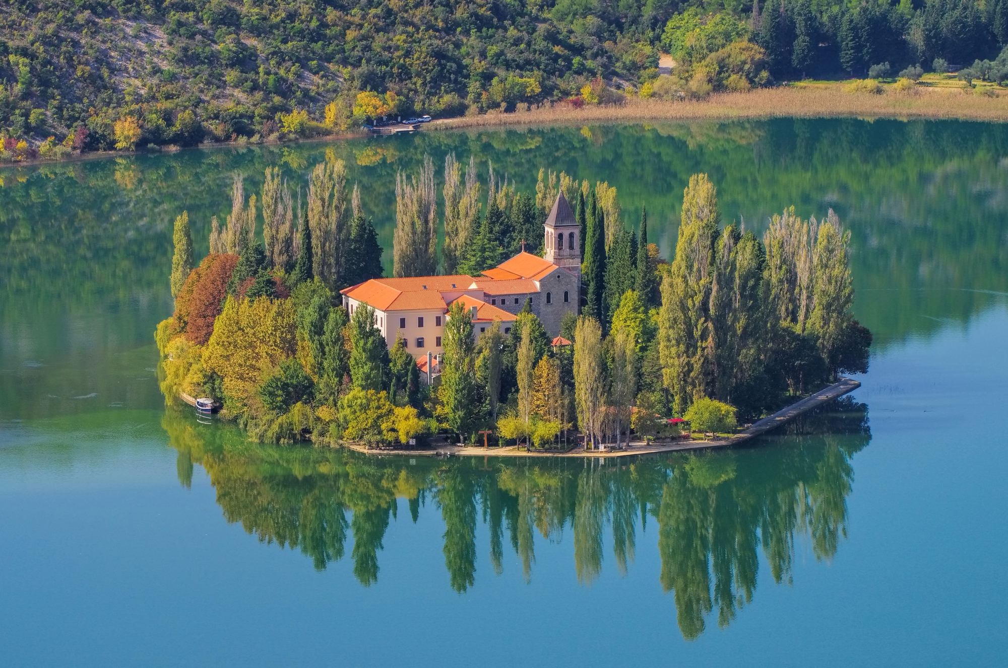 Le monastère de Visovac : une île mystique au cœur de la Croatie le monastere de visovac une ile mystique au coeur de la croatie 2 le-monastere-de-visovac-une-ile-mystique-au-coeur-de-la-croatie-2