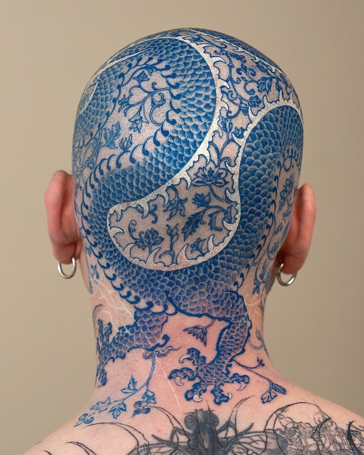 Les tatouages bleus "peau de porcelaine" d’Oozy : l’art corporel réinventé à l’encre de cobalt les tatouages bleus peau de porcelaine doozy lart corporel reinvente a lencre de cobalt 1 les-tatouages-bleus-peau-de-porcelaine-doozy-lart-corporel-reinvente-a-lencre-de-cobalt-1