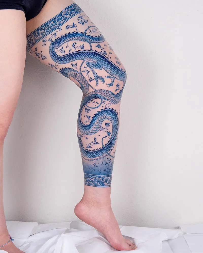 Les tatouages bleus "peau de porcelaine" d’Oozy : l’art corporel réinventé à l’encre de cobalt les tatouages bleus peau de porcelaine doozy lart corporel reinvente a lencre de cobalt 10 les-tatouages-bleus-peau-de-porcelaine-doozy-lart-corporel-reinvente-a-lencre-de-cobalt-10