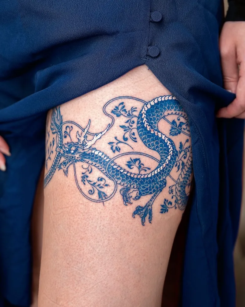 Les tatouages bleus "peau de porcelaine" d’Oozy : l’art corporel réinventé à l’encre de cobalt les tatouages bleus peau de porcelaine doozy lart corporel reinvente a lencre de cobalt 11 les-tatouages-bleus-peau-de-porcelaine-doozy-lart-corporel-reinvente-a-lencre-de-cobalt-11