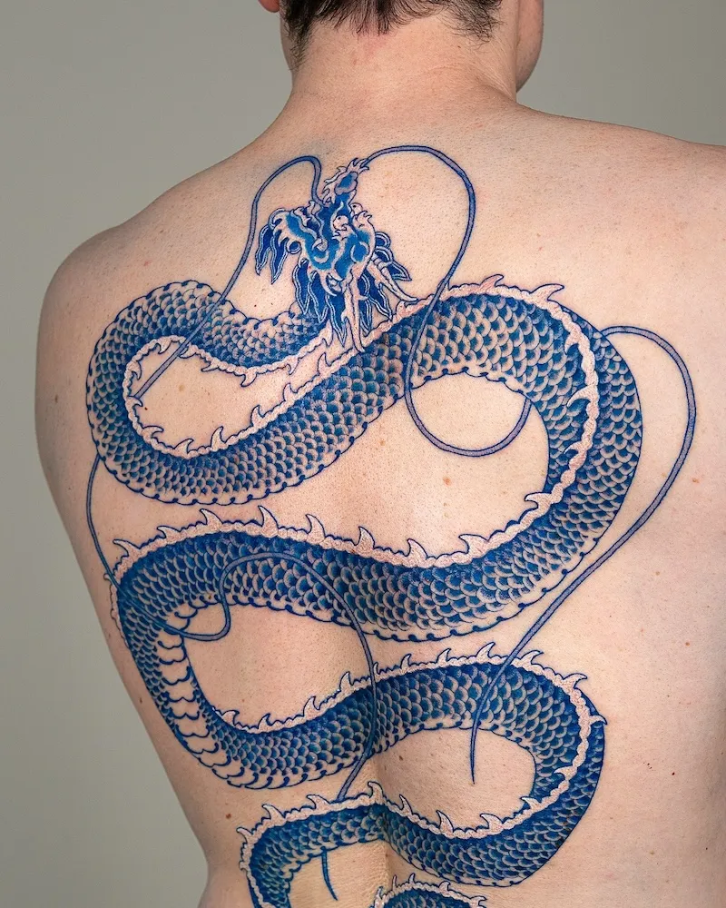 Les tatouages bleus "peau de porcelaine" d’Oozy : l’art corporel réinventé à l’encre de cobalt les tatouages bleus peau de porcelaine doozy lart corporel reinvente a lencre de cobalt 12 les-tatouages-bleus-peau-de-porcelaine-doozy-lart-corporel-reinvente-a-lencre-de-cobalt-12