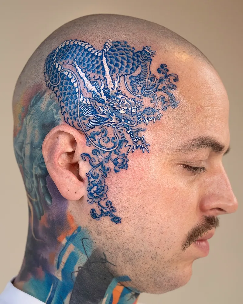 Les tatouages bleus "peau de porcelaine" d’Oozy : l’art corporel réinventé à l’encre de cobalt les tatouages bleus peau de porcelaine doozy lart corporel reinvente a lencre de cobalt 13 les-tatouages-bleus-peau-de-porcelaine-doozy-lart-corporel-reinvente-a-lencre-de-cobalt-13