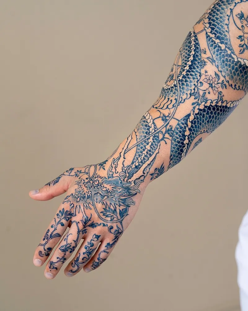 Les tatouages bleus "peau de porcelaine" d’Oozy : l’art corporel réinventé à l’encre de cobalt les tatouages bleus peau de porcelaine doozy lart corporel reinvente a lencre de cobalt 14 les-tatouages-bleus-peau-de-porcelaine-doozy-lart-corporel-reinvente-a-lencre-de-cobalt-14