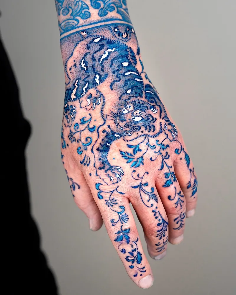 Les tatouages bleus "peau de porcelaine" d’Oozy : l’art corporel réinventé à l’encre de cobalt les tatouages bleus peau de porcelaine doozy lart corporel reinvente a lencre de cobalt 15 les-tatouages-bleus-peau-de-porcelaine-doozy-lart-corporel-reinvente-a-lencre-de-cobalt-15
