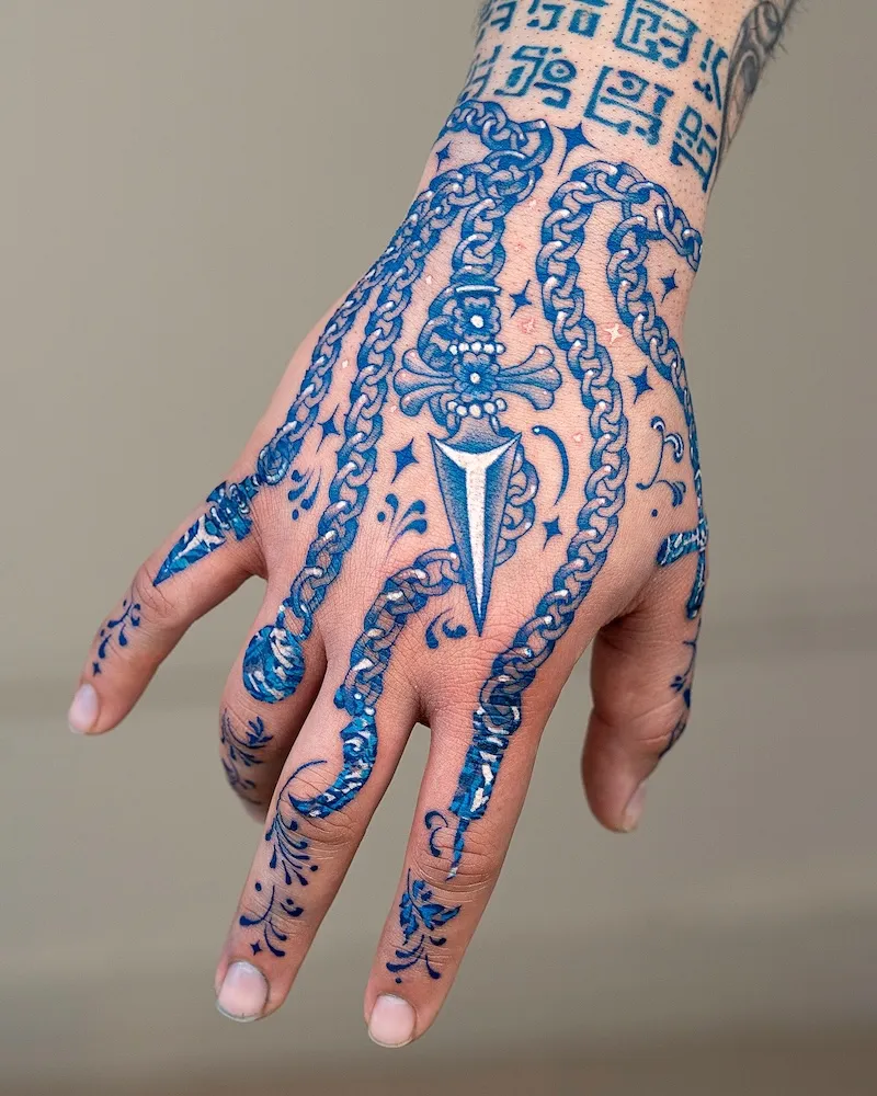 Les tatouages bleus "peau de porcelaine" d’Oozy : l’art corporel réinventé à l’encre de cobalt les tatouages bleus peau de porcelaine doozy lart corporel reinvente a lencre de cobalt 16 les-tatouages-bleus-peau-de-porcelaine-doozy-lart-corporel-reinvente-a-lencre-de-cobalt-16