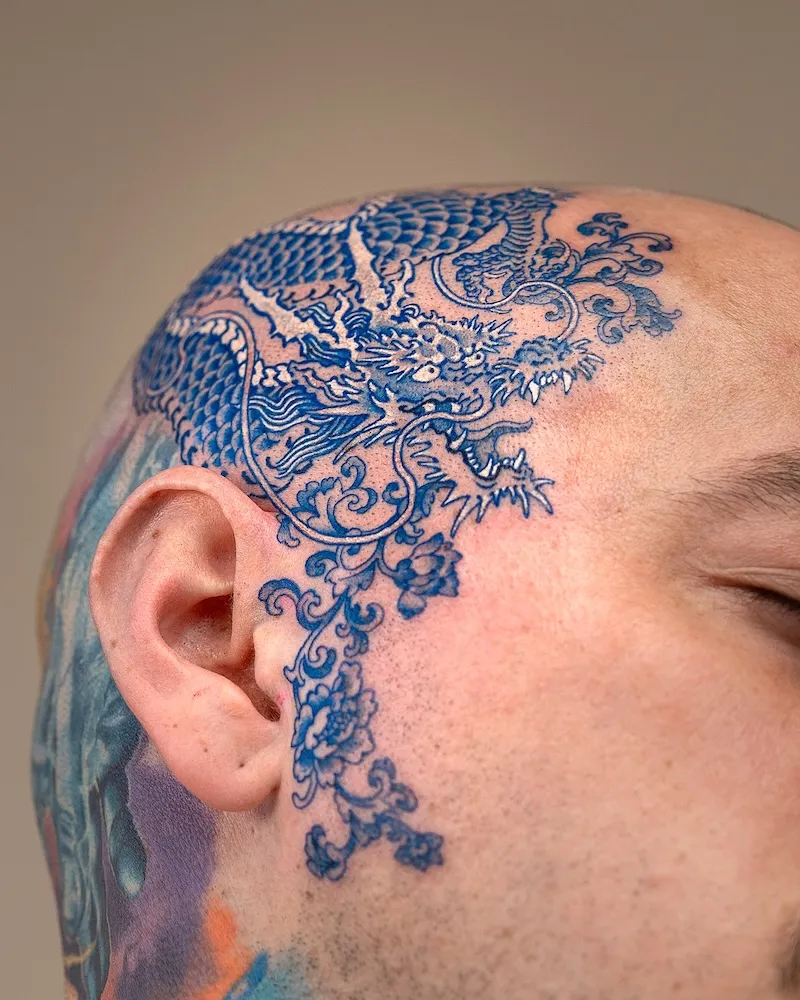 Les tatouages bleus "peau de porcelaine" d’Oozy : l’art corporel réinventé à l’encre de cobalt les tatouages bleus peau de porcelaine doozy lart corporel reinvente a lencre de cobalt 17 les-tatouages-bleus-peau-de-porcelaine-doozy-lart-corporel-reinvente-a-lencre-de-cobalt-17