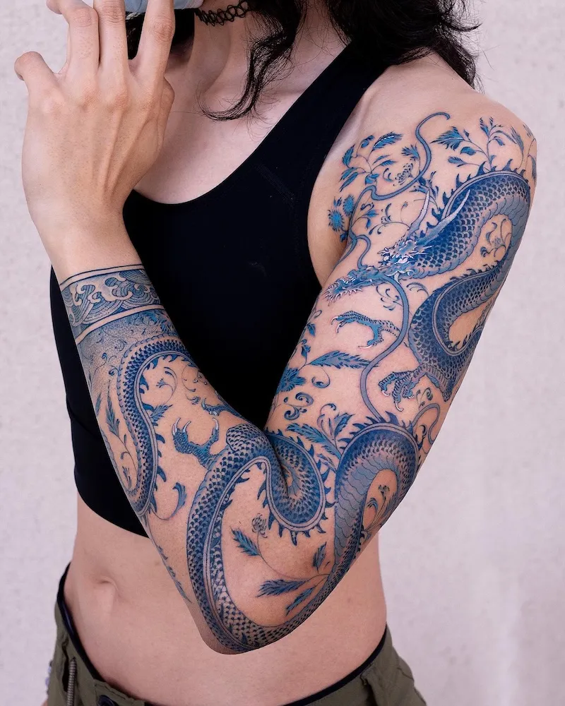 Les tatouages bleus "peau de porcelaine" d’Oozy : l’art corporel réinventé à l’encre de cobalt les tatouages bleus peau de porcelaine doozy lart corporel reinvente a lencre de cobalt 18 les-tatouages-bleus-peau-de-porcelaine-doozy-lart-corporel-reinvente-a-lencre-de-cobalt-18
