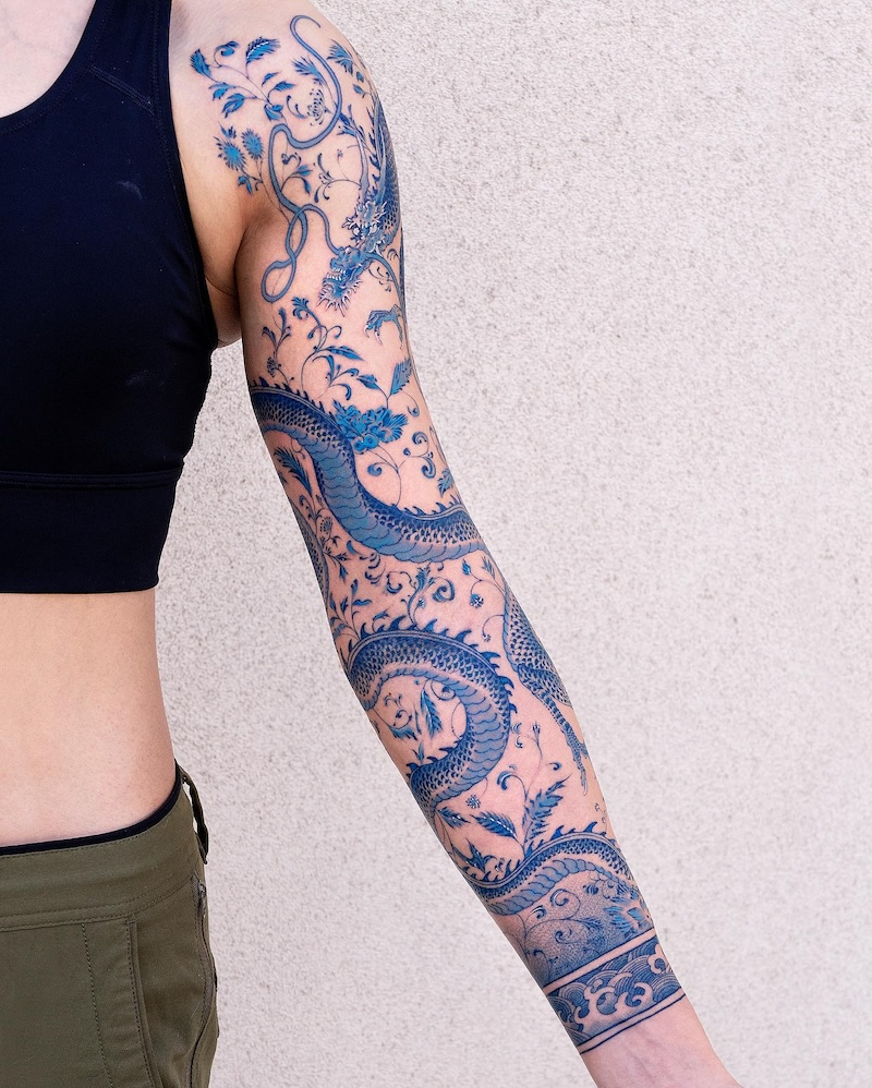 Les tatouages bleus "peau de porcelaine" d’Oozy : l’art corporel réinventé à l’encre de cobalt les tatouages bleus peau de porcelaine doozy lart corporel reinvente a lencre de cobalt 19 les-tatouages-bleus-peau-de-porcelaine-doozy-lart-corporel-reinvente-a-lencre-de-cobalt-19