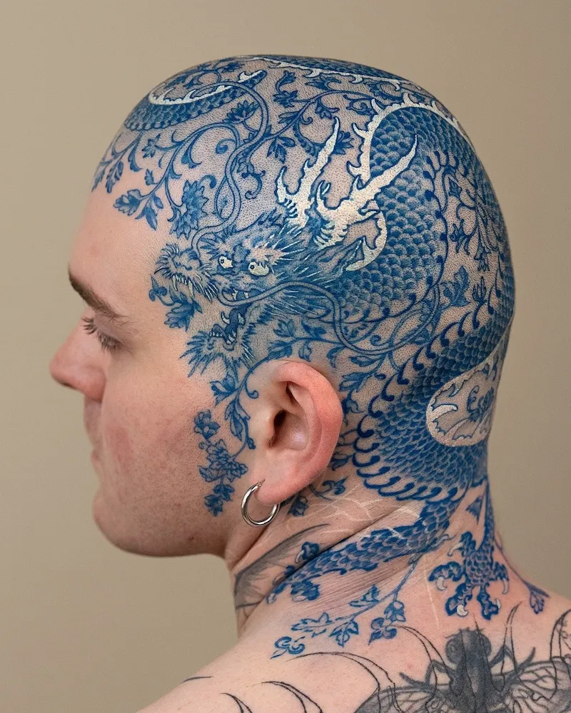 Les tatouages bleus "peau de porcelaine" d’Oozy : l’art corporel réinventé à l’encre de cobalt les tatouages bleus peau de porcelaine doozy lart corporel reinvente a lencre de cobalt 2 les-tatouages-bleus-peau-de-porcelaine-doozy-lart-corporel-reinvente-a-lencre-de-cobalt-2