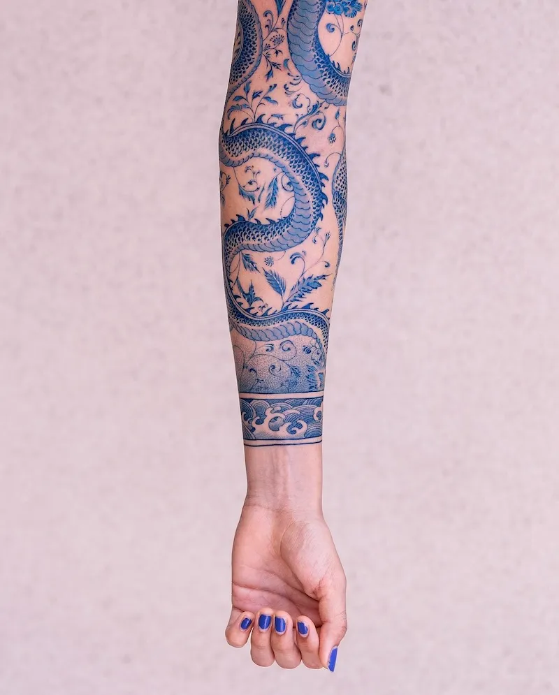 Les tatouages bleus "peau de porcelaine" d’Oozy : l’art corporel réinventé à l’encre de cobalt les tatouages bleus peau de porcelaine doozy lart corporel reinvente a lencre de cobalt 20 les-tatouages-bleus-peau-de-porcelaine-doozy-lart-corporel-reinvente-a-lencre-de-cobalt-20