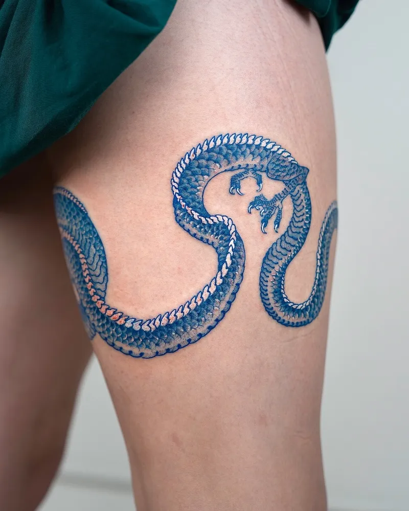 Les tatouages bleus "peau de porcelaine" d’Oozy : l’art corporel réinventé à l’encre de cobalt les tatouages bleus peau de porcelaine doozy lart corporel reinvente a lencre de cobalt 22 les-tatouages-bleus-peau-de-porcelaine-doozy-lart-corporel-reinvente-a-lencre-de-cobalt-22
