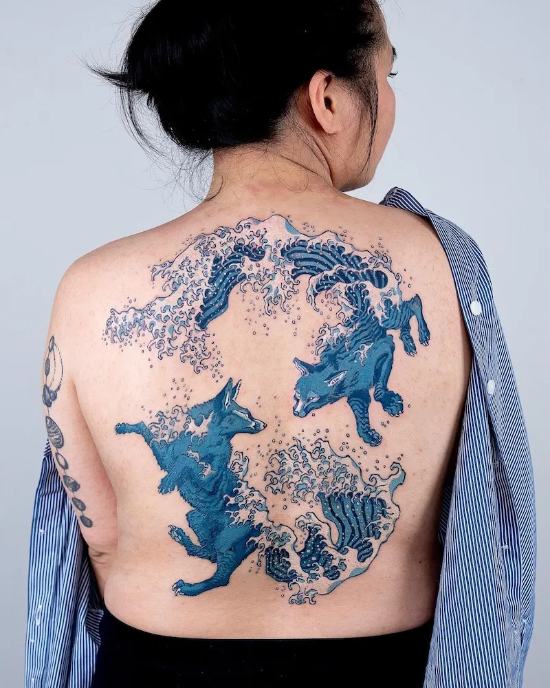 Les tatouages bleus "peau de porcelaine" d’Oozy : l’art corporel réinventé à l’encre de cobalt les tatouages bleus peau de porcelaine doozy lart corporel reinvente a lencre de cobalt 24 les-tatouages-bleus-peau-de-porcelaine-doozy-lart-corporel-reinvente-a-lencre-de-cobalt-24
