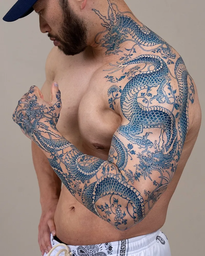 Les tatouages bleus "peau de porcelaine" d’Oozy : l’art corporel réinventé à l’encre de cobalt les tatouages bleus peau de porcelaine doozy lart corporel reinvente a lencre de cobalt 3 les-tatouages-bleus-peau-de-porcelaine-doozy-lart-corporel-reinvente-a-lencre-de-cobalt-3