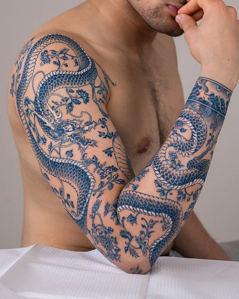 Les tatouages bleus "peau de porcelaine" d’Oozy : l’art corporel réinventé à l’encre de cobalt les tatouages bleus peau de porcelaine doozy lart corporel reinvente a lencre de cobalt 4 les-tatouages-bleus-peau-de-porcelaine-doozy-lart-corporel-reinvente-a-lencre-de-cobalt-4