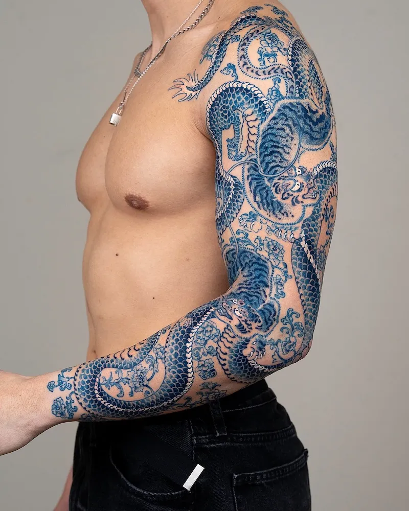 Les tatouages bleus "peau de porcelaine" d’Oozy : l’art corporel réinventé à l’encre de cobalt les tatouages bleus peau de porcelaine doozy lart corporel reinvente a lencre de cobalt 5 les-tatouages-bleus-peau-de-porcelaine-doozy-lart-corporel-reinvente-a-lencre-de-cobalt-5