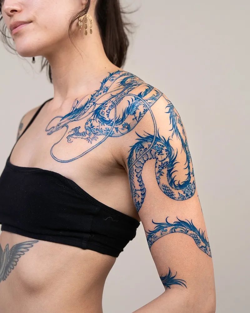 Les tatouages bleus "peau de porcelaine" d’Oozy : l’art corporel réinventé à l’encre de cobalt les tatouages bleus peau de porcelaine doozy lart corporel reinvente a lencre de cobalt 6 les-tatouages-bleus-peau-de-porcelaine-doozy-lart-corporel-reinvente-a-lencre-de-cobalt-6