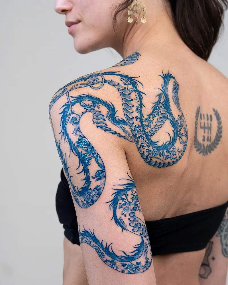 Les tatouages bleus "peau de porcelaine" d’Oozy : l’art corporel réinventé à l’encre de cobalt les tatouages bleus peau de porcelaine doozy lart corporel reinvente a lencre de cobalt 7 les-tatouages-bleus-peau-de-porcelaine-doozy-lart-corporel-reinvente-a-lencre-de-cobalt-7