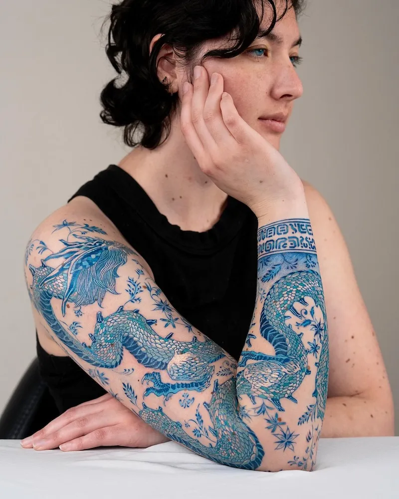 Les tatouages bleus "peau de porcelaine" d’Oozy : l’art corporel réinventé à l’encre de cobalt les tatouages bleus peau de porcelaine doozy lart corporel reinvente a lencre de cobalt 8 les-tatouages-bleus-peau-de-porcelaine-doozy-lart-corporel-reinvente-a-lencre-de-cobalt-8