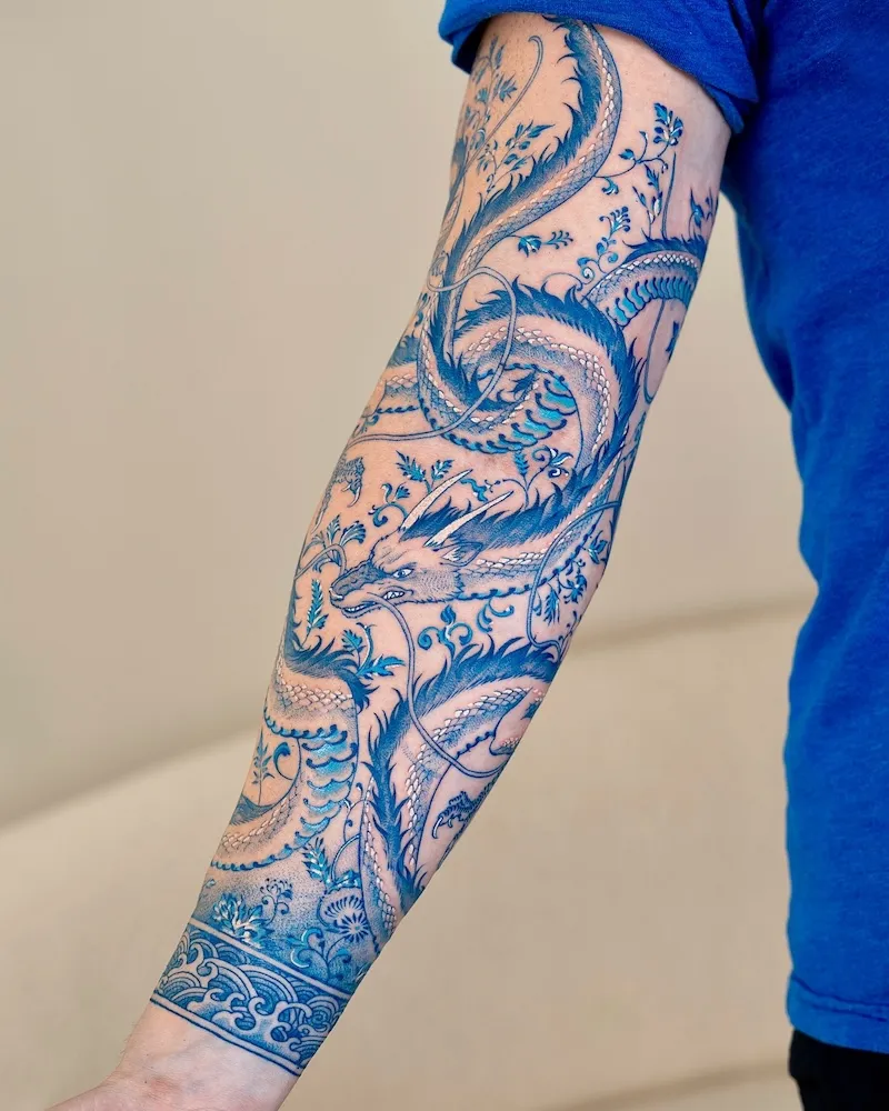 Les tatouages bleus "peau de porcelaine" d’Oozy : l’art corporel réinventé à l’encre de cobalt les tatouages bleus peau de porcelaine doozy lart corporel reinvente a lencre de cobalt 9 les-tatouages-bleus-peau-de-porcelaine-doozy-lart-corporel-reinvente-a-lencre-de-cobalt-9
