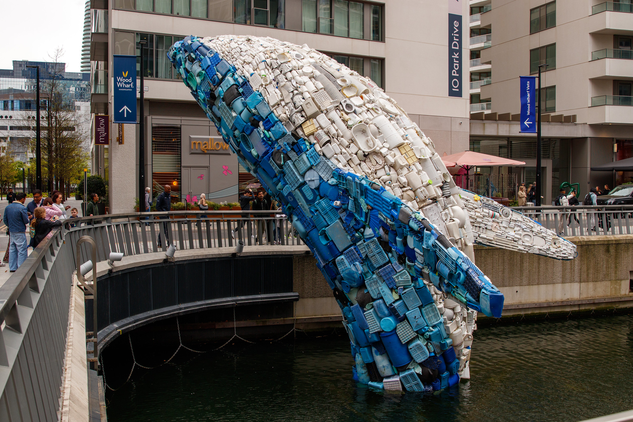 Une baleine en plastique de 11 mètres surgit à Canary Wharf une baleine en plastique de 11 metres surgit a canary wharf londres une-baleine-en-plastique-de-11-metres-surgit-a-canary-wharf-londres.