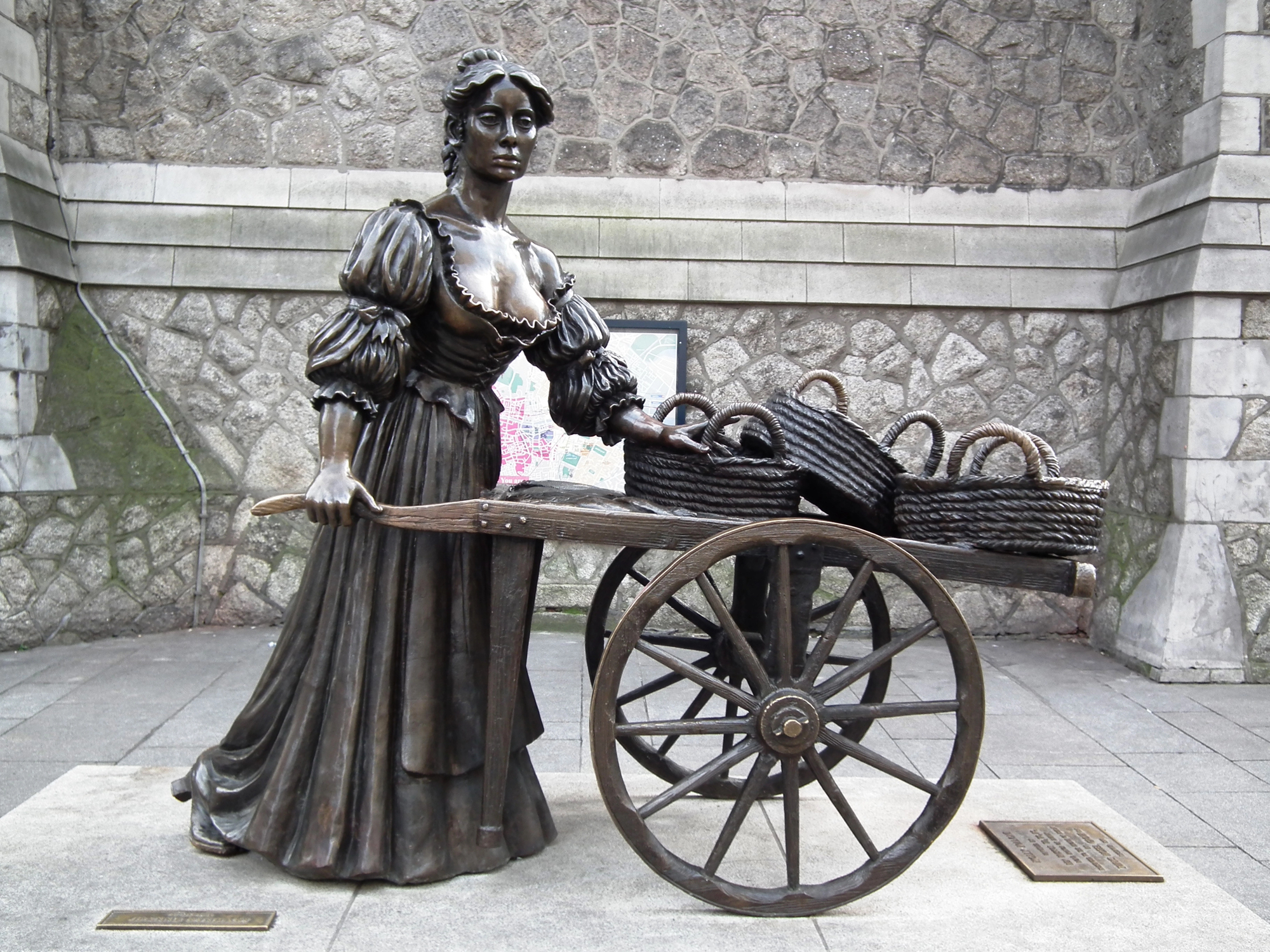 Molly Malone : la statue la plus caressée (et abîmée) de Dublin molly malone la statue la plus caressee et abimee de dublin 1 molly-malone-la-statue-la-plus-caressee-et-abimee-de-dublin-1