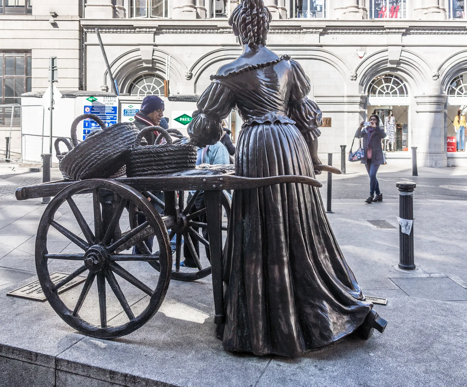 Molly Malone : la statue la plus caressée (et abîmée) de Dublin molly malone la statue la plus caressee et abimee de dublin 3 molly-malone-la-statue-la-plus-caressee-et-abimee-de-dublin-4
