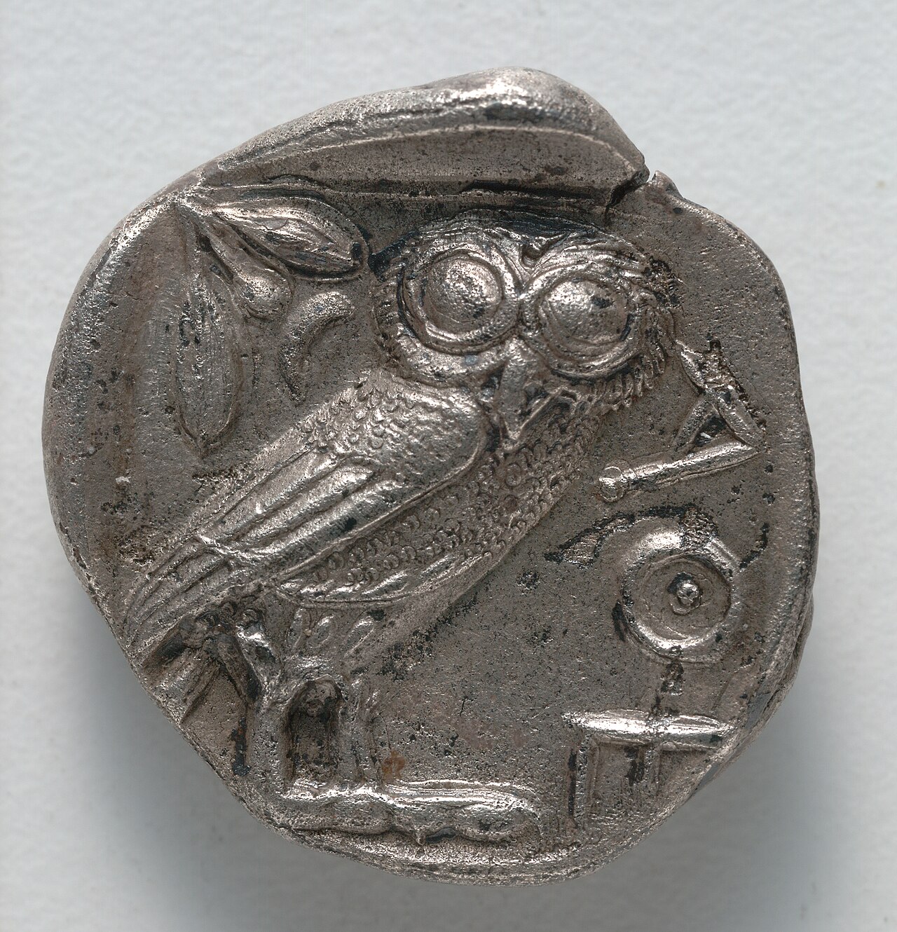Chouette d’Athéna sur un tétradrachme antique à l’origine du dessin du 1 euro grec Chouette d’Athéna sur un tétradrachme antique à l’origine du dessin du 1 euro grec
